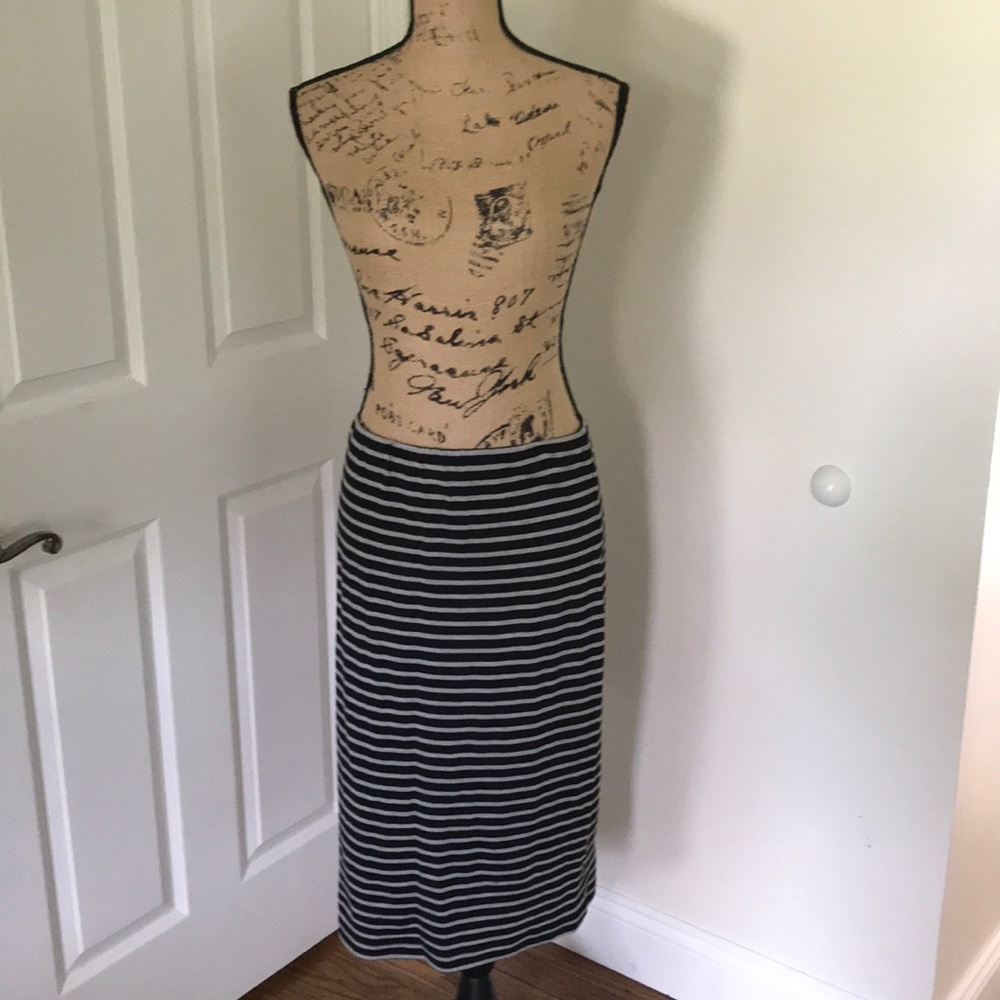 Knee length stripped skirt